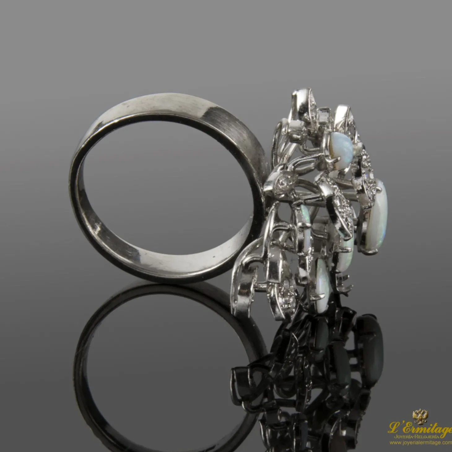 ANILLOS / SORTIJAS Sortija realizada en oro blanco con ópalos y diamantes.
