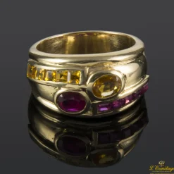 ANILLOS / SORTIJAS Sortija realizada en oro amarillo y motivos con topacios y rubíes.