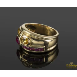 ANILLOS / SORTIJAS Sortija realizada en oro amarillo y motivos con topacios y rubíes.