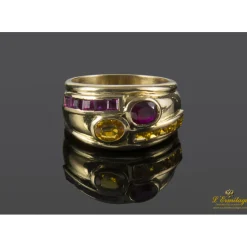 ANILLOS / SORTIJAS Sortija realizada en oro amarillo y motivos con topacios y rubíes.