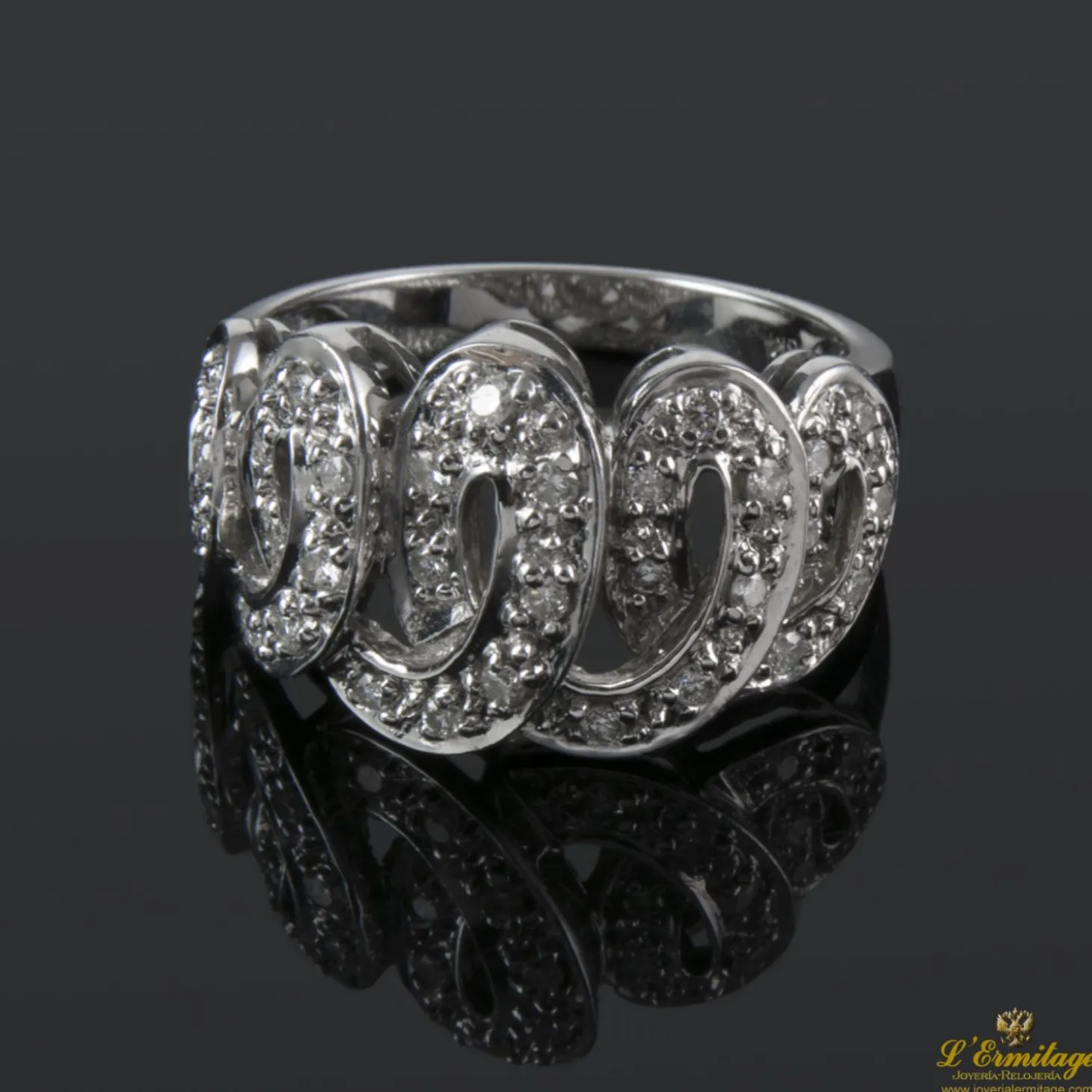 ANILLOS / SORTIJAS Sortija realizada en oro blanco con motivos de brillantes.