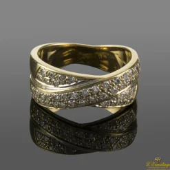 ANILLOS / SORTIJAS Sortija realizada en oro amarillo con banda de brillantes.