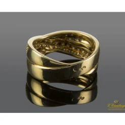 ANILLOS / SORTIJAS Sortija realizada en oro amarillo con banda de brillantes.
