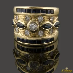 ANILLOS / SORTIJAS Sortija realizada en oro amarillo. Presenta zafiros y brillantes