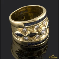 ANILLOS / SORTIJAS Sortija realizada en oro amarillo. Presenta zafiros y brillantes