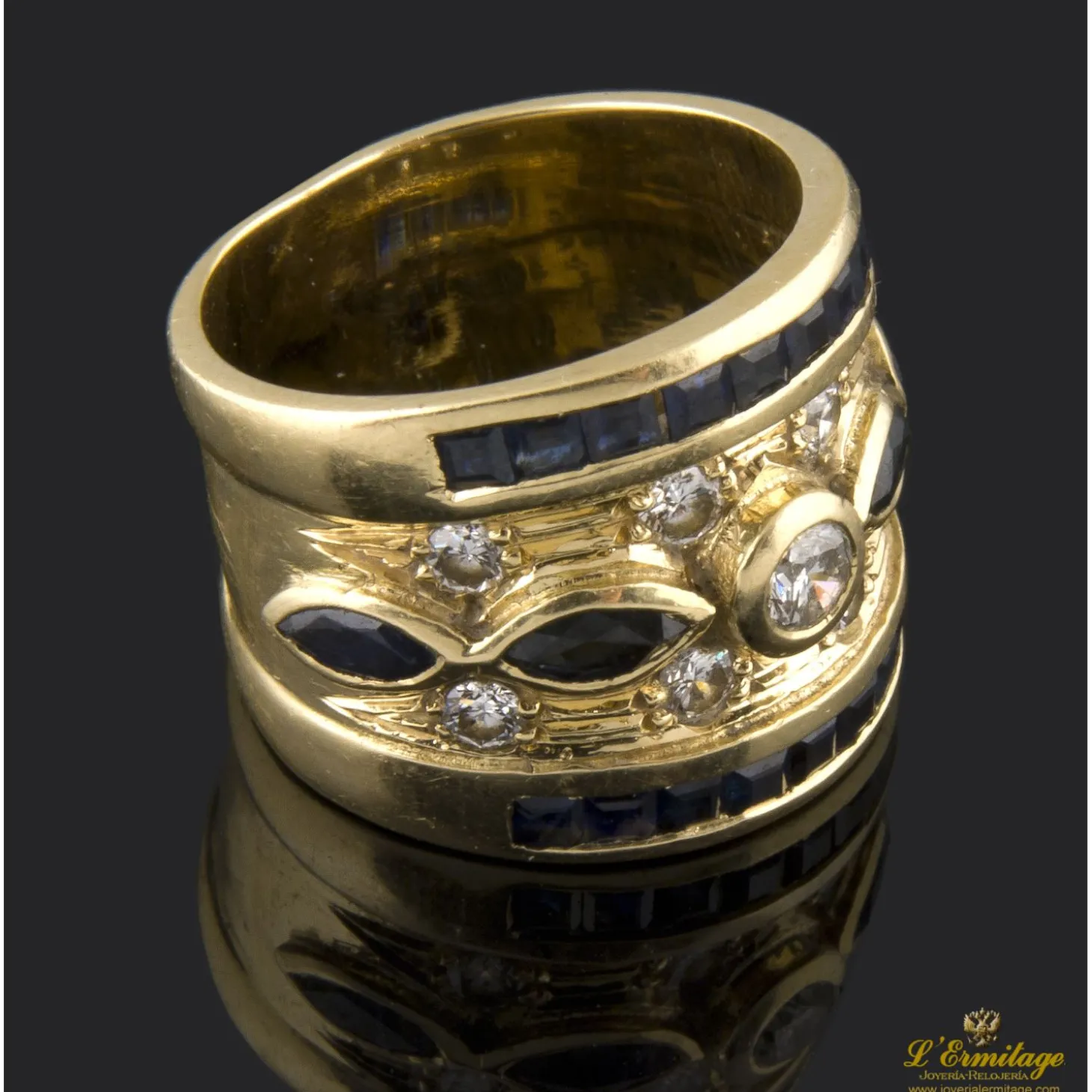 ANILLOS / SORTIJAS Sortija realizada en oro amarillo. Presenta zafiros y brillantes