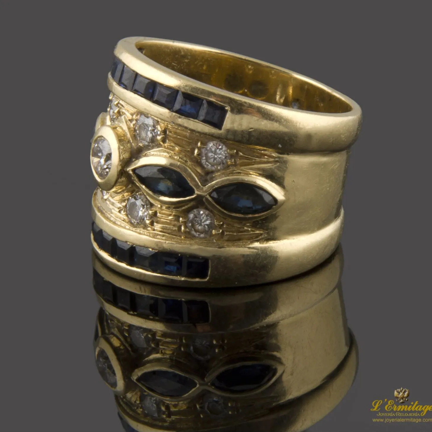 ANILLOS / SORTIJAS Sortija realizada en oro amarillo. Presenta zafiros y brillantes
