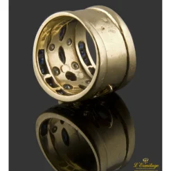 ANILLOS / SORTIJAS Sortija realizada en oro amarillo. Presenta zafiros y brillantes