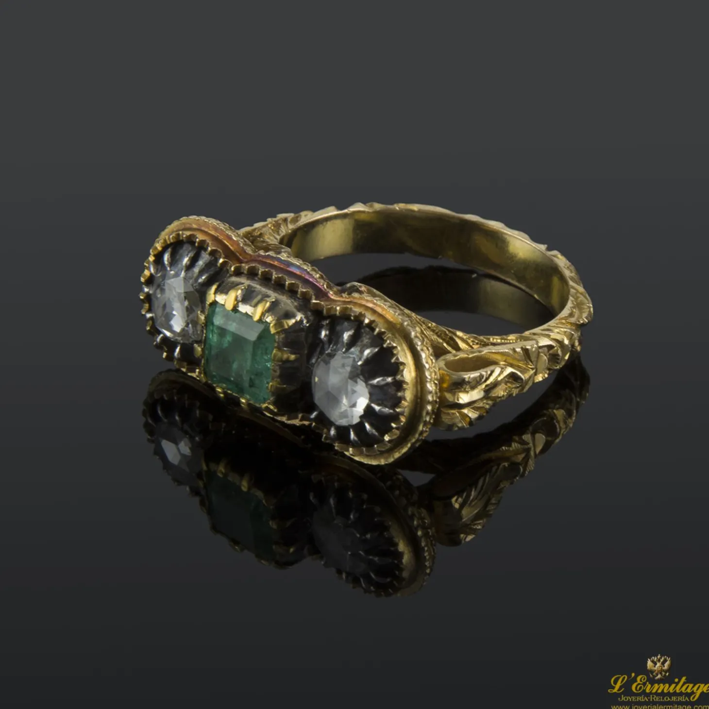 ANILLOS / SORTIJAS Sortija realizada en oro amarillo, circa del siglo xviii, con esmeralda colombiana y dos diamantes.