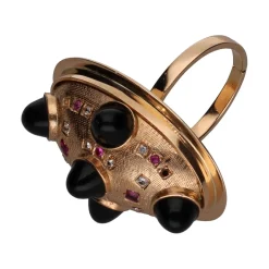ANILLOS / SORTIJAS Sortija realizada en oro amarillo con zafiros, rubíes y diamantes. Talla 17.