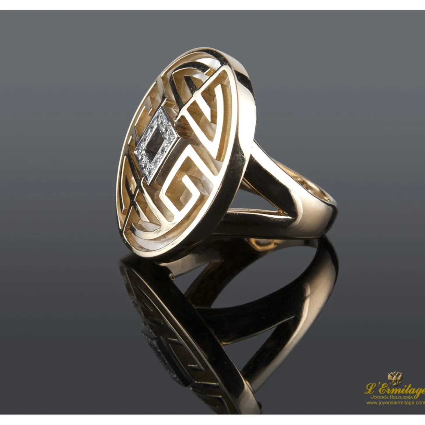 ANILLOS / SORTIJAS Sortija realizada en oro amarillo y oro blanco. Presenta motivos en nácar y centro cuadrado con brillantes.