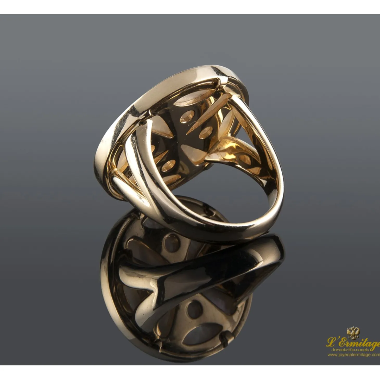 ANILLOS / SORTIJAS Sortija realizada en oro amarillo y oro blanco. Presenta motivos en nácar y centro cuadrado con brillantes.