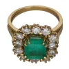 ANILLOS / SORTIJAS Sortija realizada en oro amarillo con esmeralda y brillantes. Talla 15.