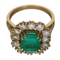 ANILLOS / SORTIJAS Sortija realizada en oro amarillo con esmeralda y brillantes. Talla 15.