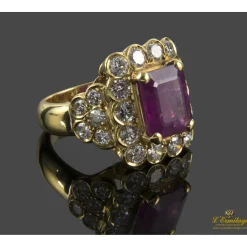 ANILLOS / SORTIJAS Sortija realizada en oro amarillo. Presenta un rubí central natural y orla de brillantes.