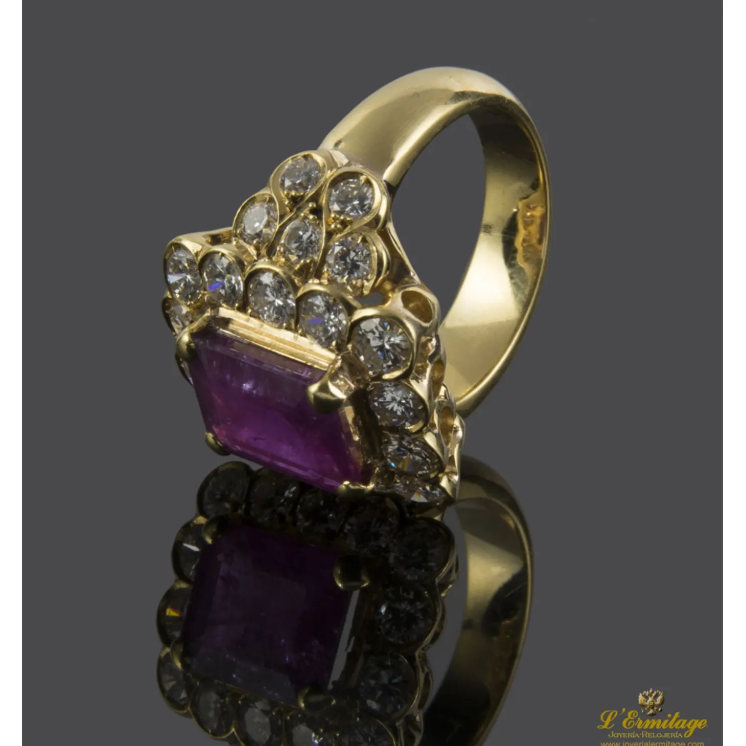 ANILLOS / SORTIJAS Sortija realizada en oro amarillo. Presenta un rubí central natural y orla de brillantes.