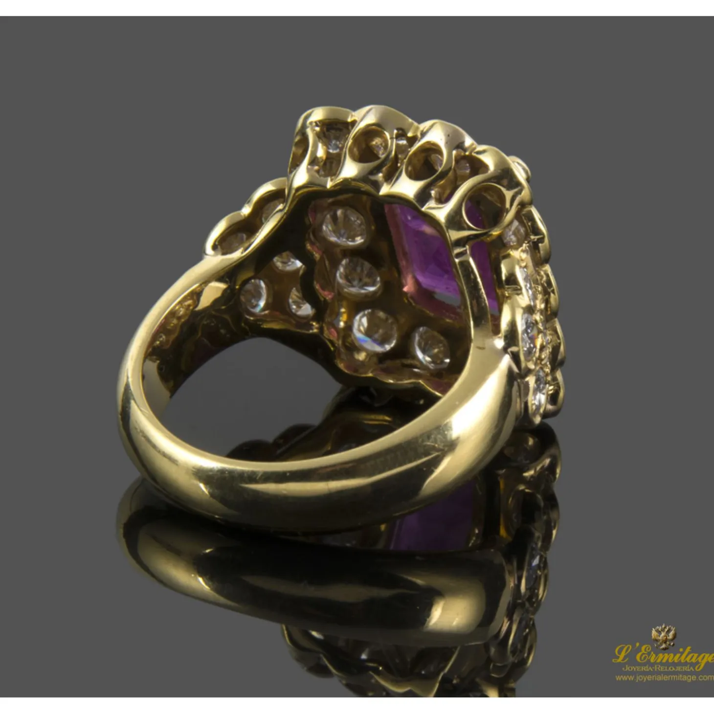 ANILLOS / SORTIJAS Sortija realizada en oro amarillo. Presenta un rubí central natural y orla de brillantes.