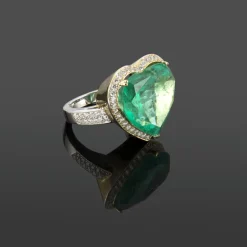 ANILLOS / SORTIJAS Sortija realizada oro amarillo y oro blanco esmeralda corazón y diamantes.