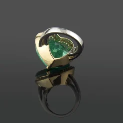 ANILLOS / SORTIJAS Sortija realizada oro amarillo y oro blanco esmeralda corazón y diamantes.