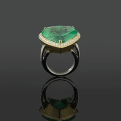 ANILLOS / SORTIJAS Sortija realizada oro amarillo y oro blanco esmeralda corazón y diamantes.