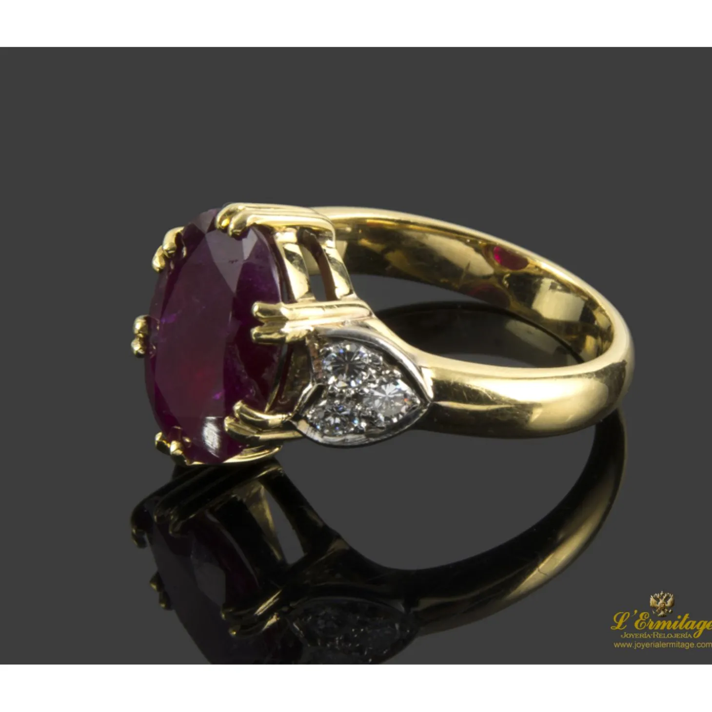 ANILLOS / SORTIJAS Sortija realizada en oro amarillo y oro blanco con un rubí natural y brillantes