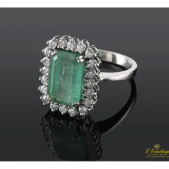 ANILLOS / SORTIJAS Sortija realizada en oro blanco. Presenta una esmeralda natural con orla de brillantes.
