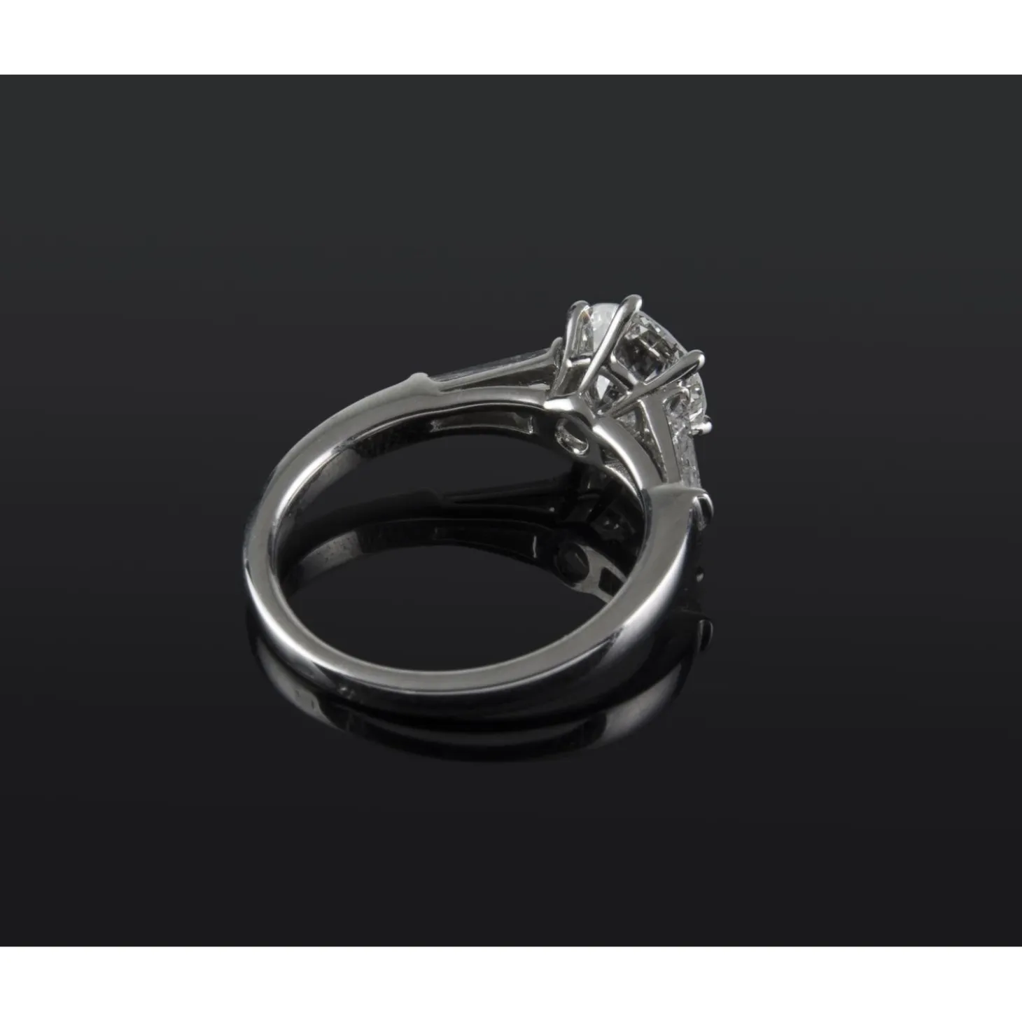 ANILLOS / SORTIJAS Sortija solitario oro blanco y diamantes color g, pureza vs1 y peso 1,41 cts.