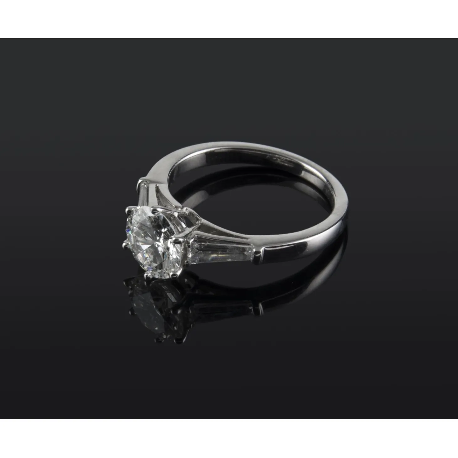 ANILLOS / SORTIJAS Sortija solitario oro blanco y diamantes color g, pureza vs1 y peso 1,41 cts.