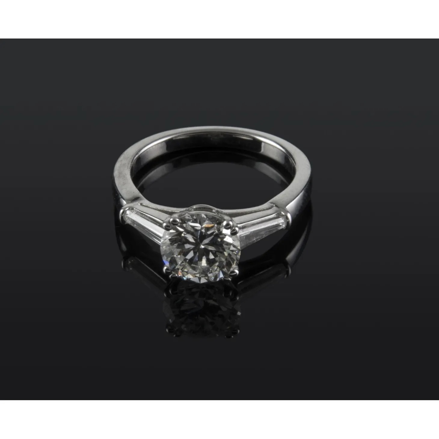 ANILLOS / SORTIJAS Sortija solitario oro blanco y diamantes color h, pureza si1 y peso 1,69 cts.