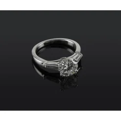 ANILLOS / SORTIJAS Sortija solitario oro blanco y diamantes color h, pureza si1 y peso 1,69 cts.