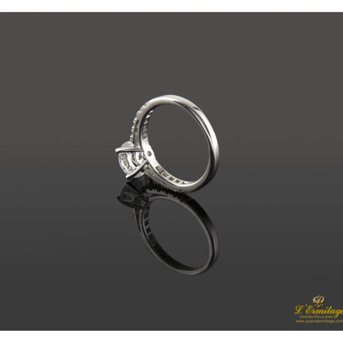 ANILLOS / SORTIJAS Sortija solitario oro blanco y diamantes color f, pureza p1 y peso 1,70 cts.