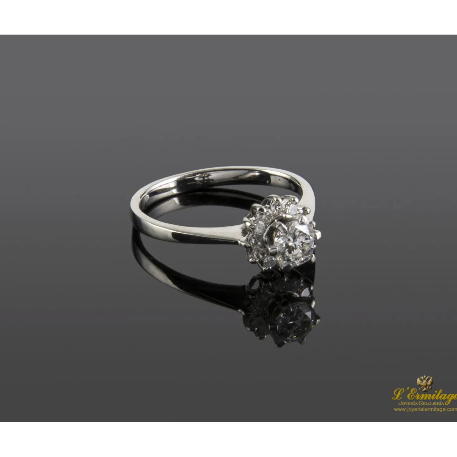 ANILLOS / SORTIJAS Sortija solitario en oro blanco con brillante color g y peso 0,40 ct.