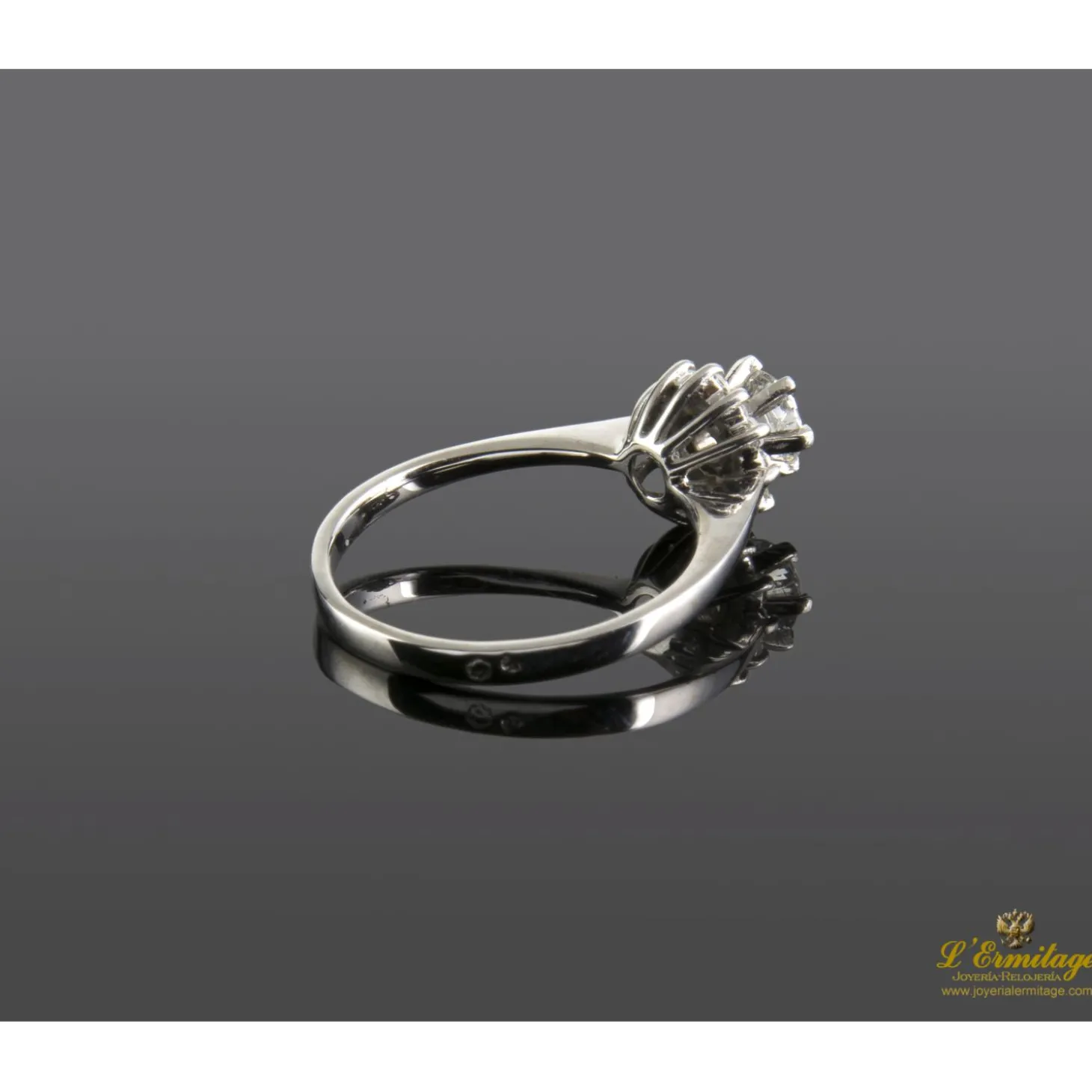 ANILLOS / SORTIJAS Sortija solitario en oro blanco con brillante color g y peso 0,40 ct.