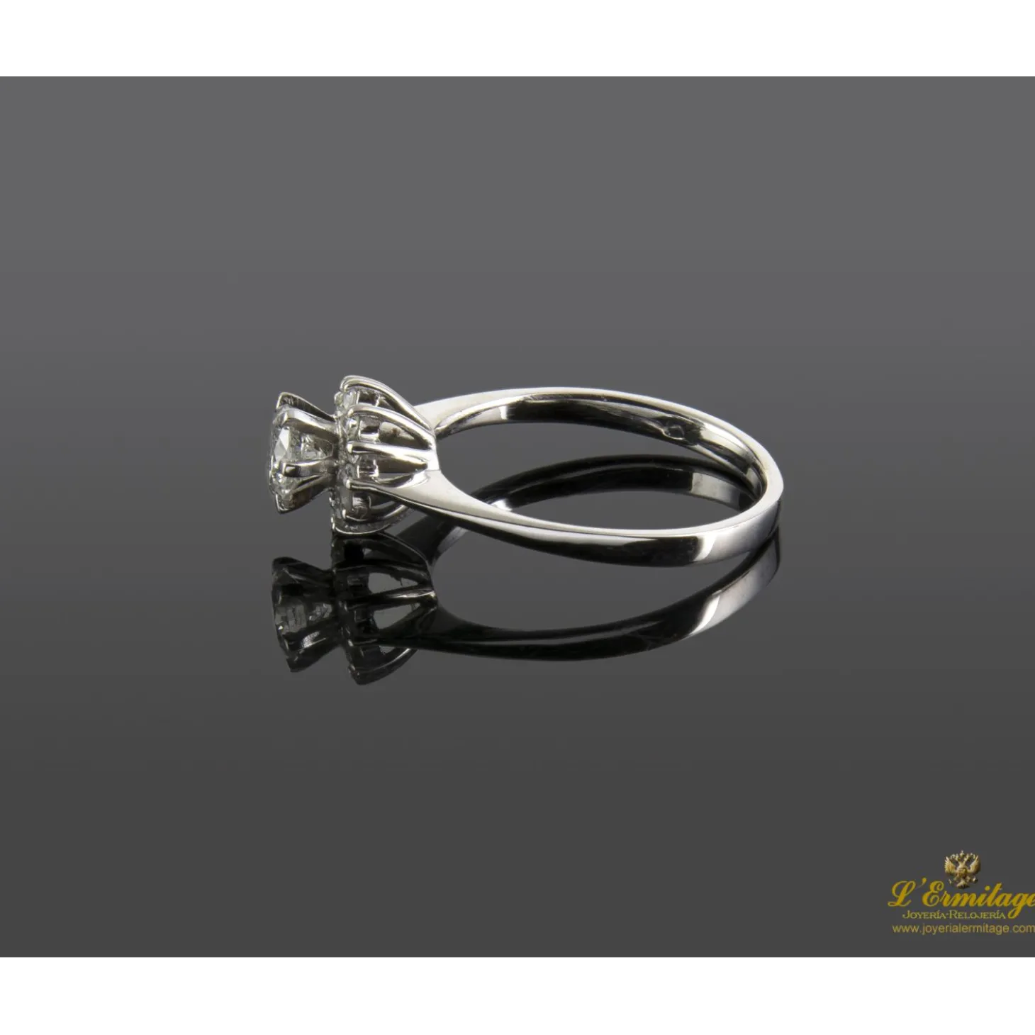 ANILLOS / SORTIJAS Sortija solitario en oro blanco con brillante color g y peso 0,40 ct.