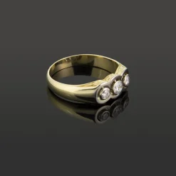 ANILLOS / SORTIJAS Sortija tresillo oro amarillo y diamantes.