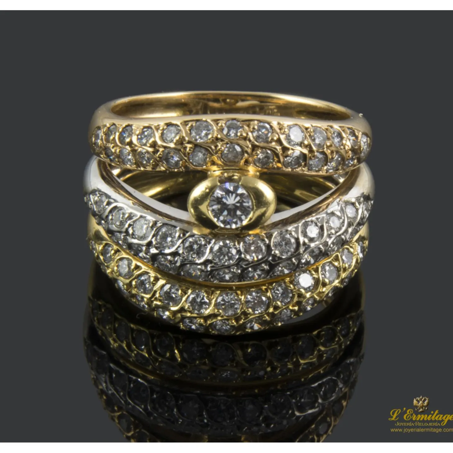 ANILLOS / SORTIJAS Sortija tres aros realizada en oro amarillo, oro blanco y oro rosa. Presenta motivos con brillantes.