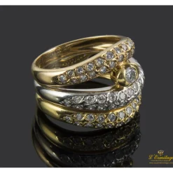 ANILLOS / SORTIJAS Sortija tres aros realizada en oro amarillo, oro blanco y oro rosa. Presenta motivos con brillantes.