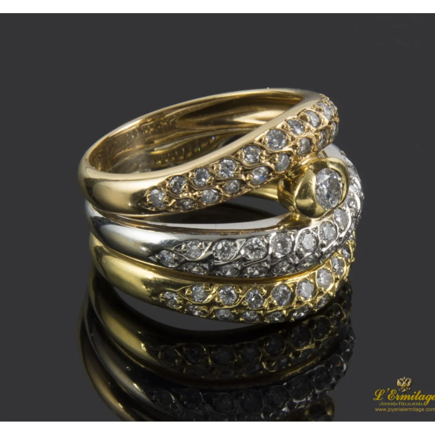 ANILLOS / SORTIJAS Sortija tres aros realizada en oro amarillo, oro blanco y oro rosa. Presenta motivos con brillantes.