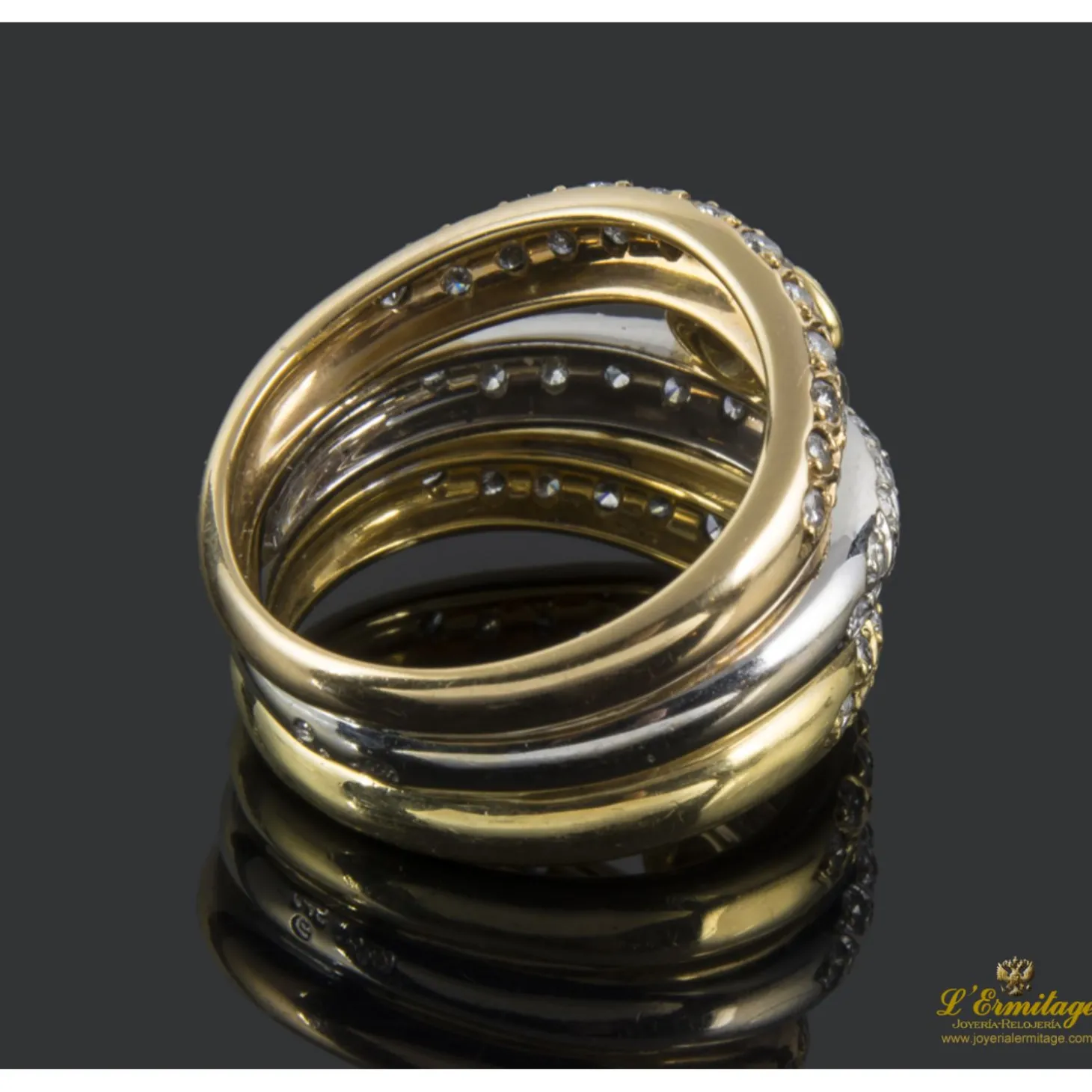 ANILLOS / SORTIJAS Sortija tres aros realizada en oro amarillo, oro blanco y oro rosa. Presenta motivos con brillantes.