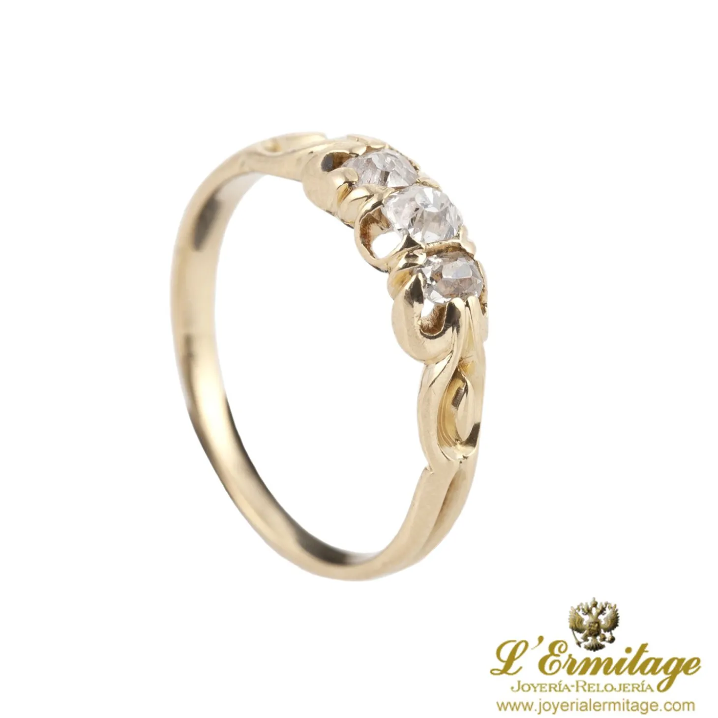 ANILLOS / SORTIJAS Sortija tresillo en oro amarillo con tres diamantes naturales.
