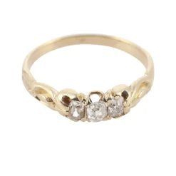 ANILLOS / SORTIJAS Sortija tresillo en oro amarillo con tres diamantes naturales.