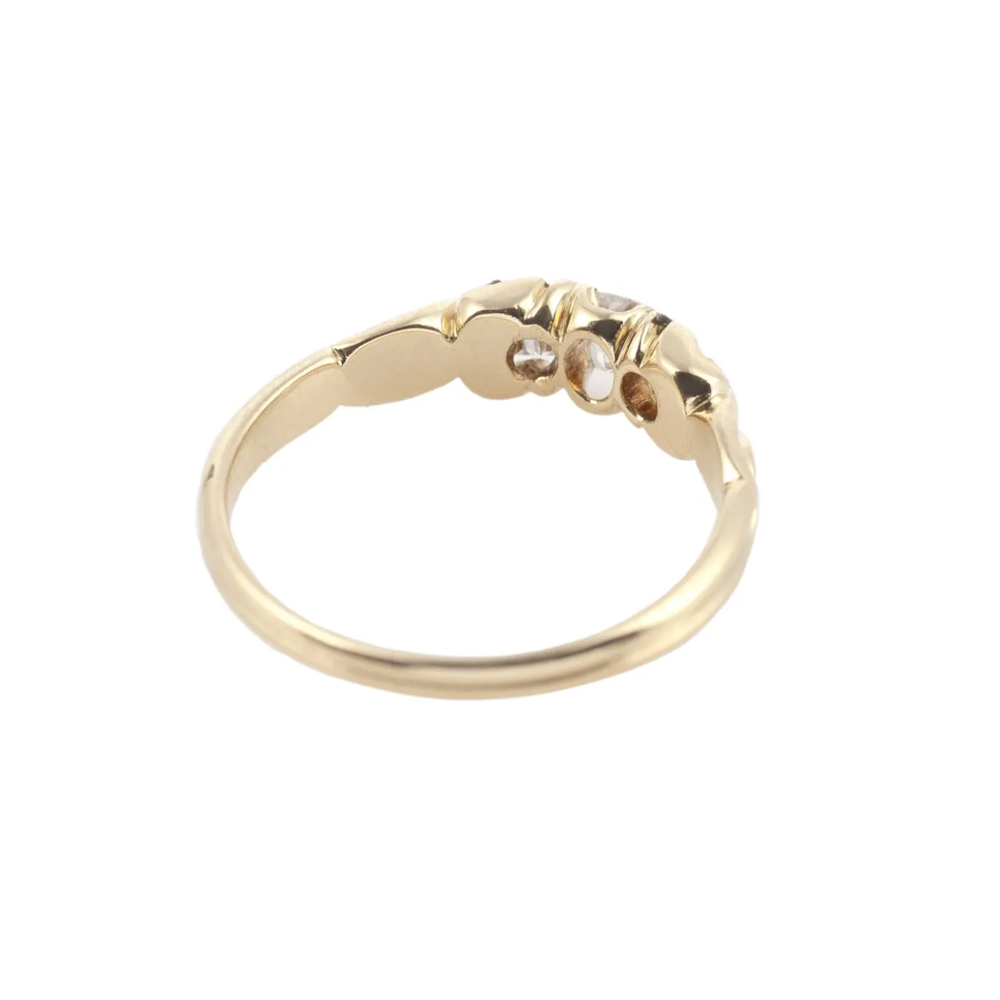 ANILLOS / SORTIJAS Sortija tresillo en oro amarillo con tres diamantes naturales.