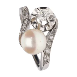 ANILLOS / SORTIJAS Sortija tu y yo en oro blanco con perla y diamantes. Talla 11.