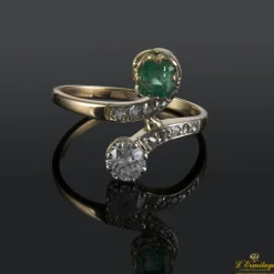 ANILLOS / SORTIJAS Sortija tu y yo realizada en oro amarillo con una esmeralda y un brillante