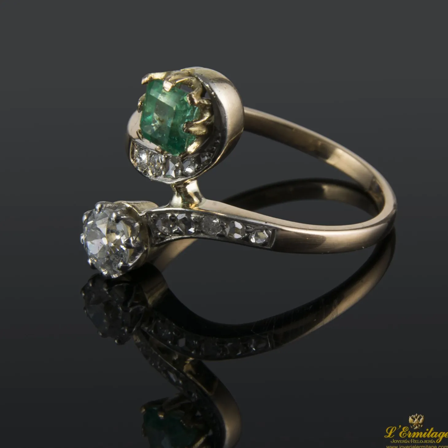 ANILLOS / SORTIJAS Sortija tu y yo realizada en oro amarillo con una esmeralda y un brillante
