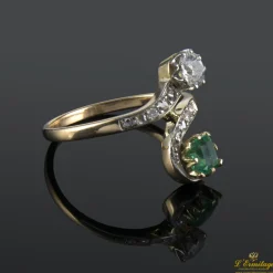 ANILLOS / SORTIJAS Sortija tu y yo realizada en oro amarillo con una esmeralda y un brillante