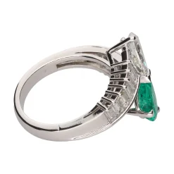 ANILLOS / SORTIJAS Sortija tu y yo en oro blanco con diamantes y esmeralda.