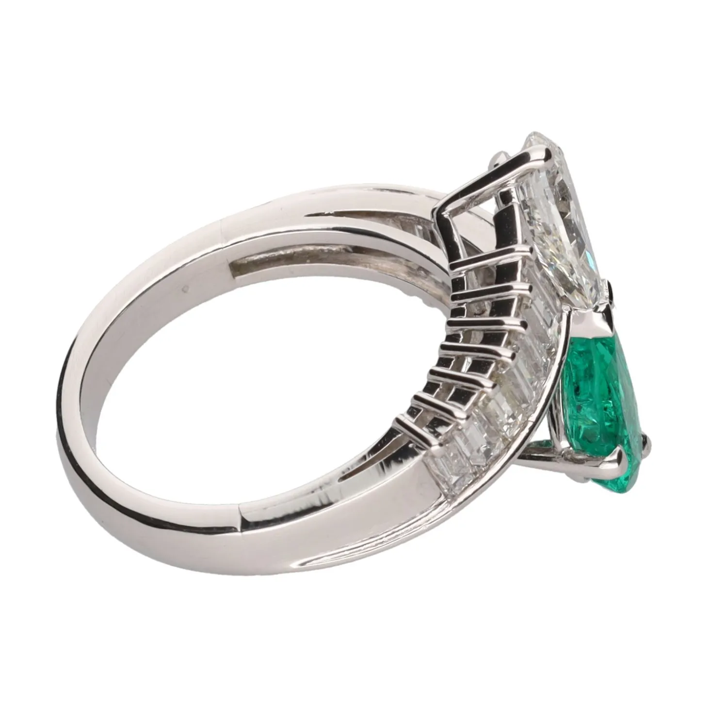 ANILLOS / SORTIJAS Sortija tu y yo en oro blanco con diamantes y esmeralda.