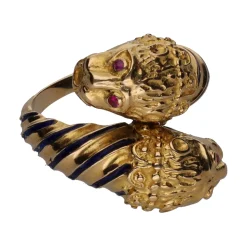 ANILLOS / SORTIJAS Sortija zolotas en oro amarillo con rubíes y esmalte. Talla 17.