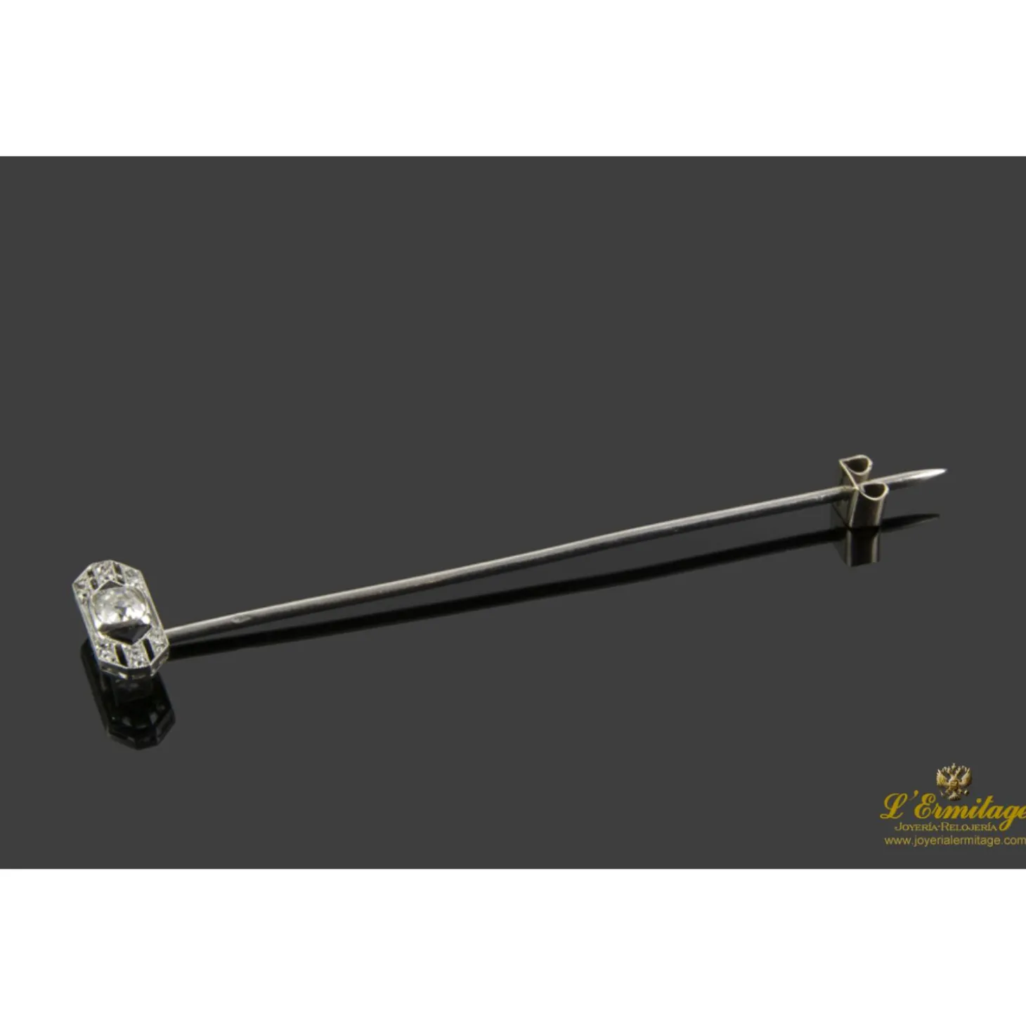 BROCHES / ALFILERES Aguja de corbata realizada en oro blanco con brillantes.